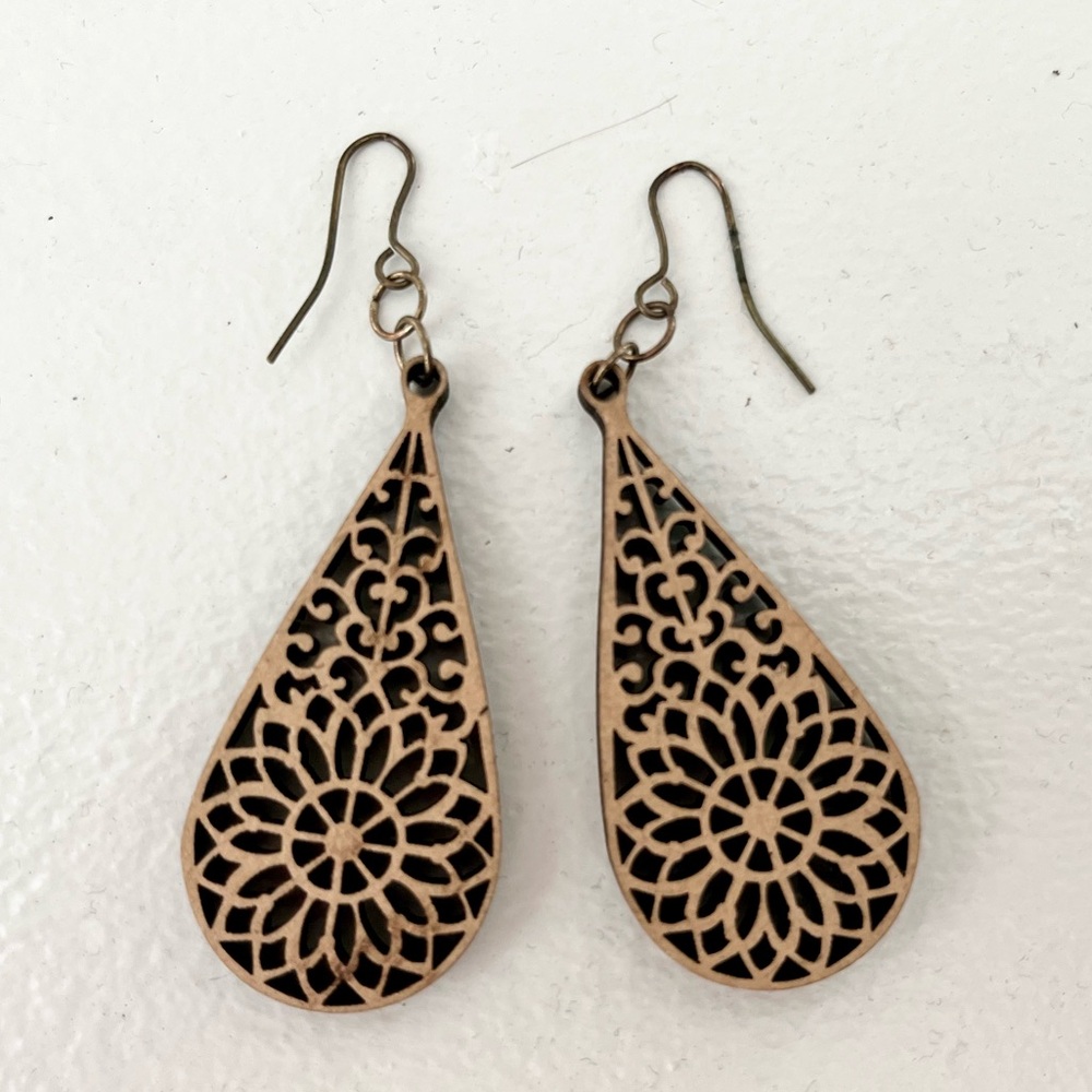 🎁FREE GIFT WITH PURCHASE Wood Carveout Geo Dangle Earrings